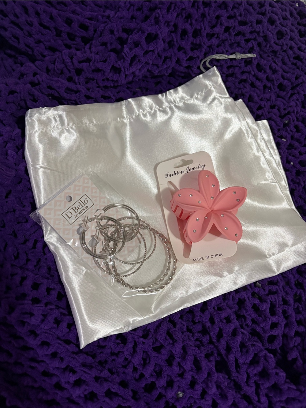 1 Dust bag and two accessories as shown